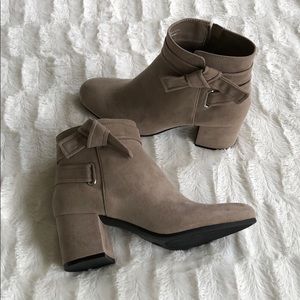 Tan suede boots. Size: 8!